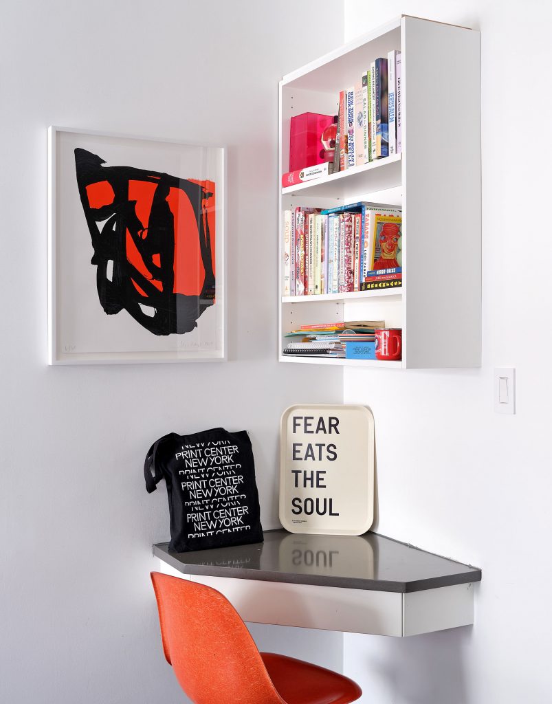 Charline von Heyl, <em>Zonzomas</em> (2019) silkscreen on wall, Rirkrit Tiravanija <em>Fear Eats the Soul</em> tray (2018) on desk.