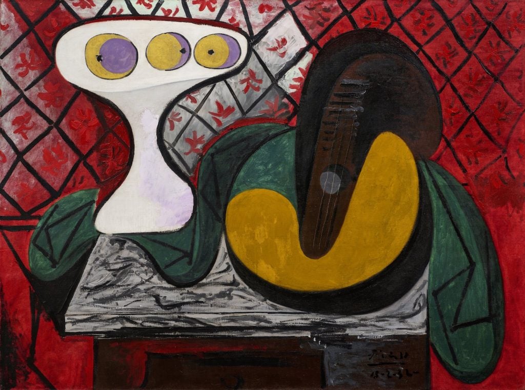Pablo Picasso, Compotier et guitare (1932). Image courtesy Sotheby's.