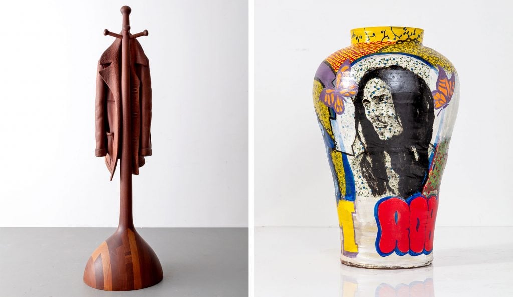 À gauche : Château de Wendell, sculpture en acajou Shearling Coat on Coat Rack (1978).  À droite : vase en céramique Bob Marley de Robert Lugo.  Photos gracieuseté de R & Company.