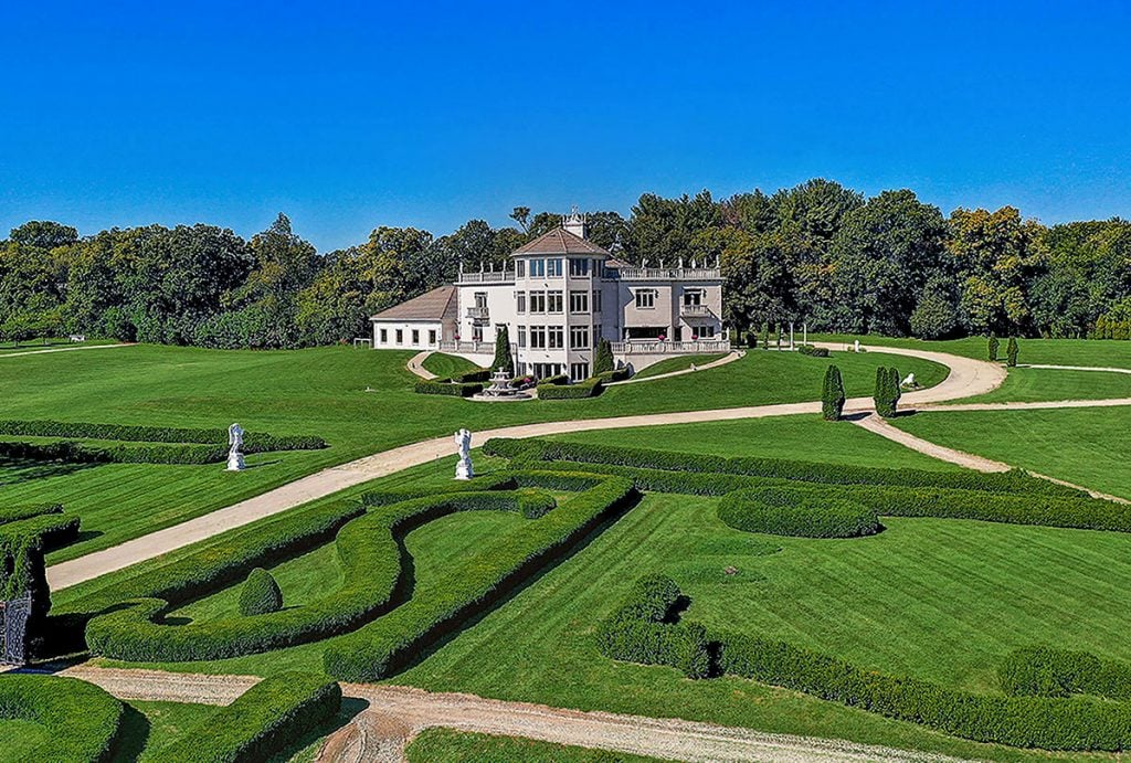 The lawns of Greenwald Manor. Courtesy of DeCaro Auctions.