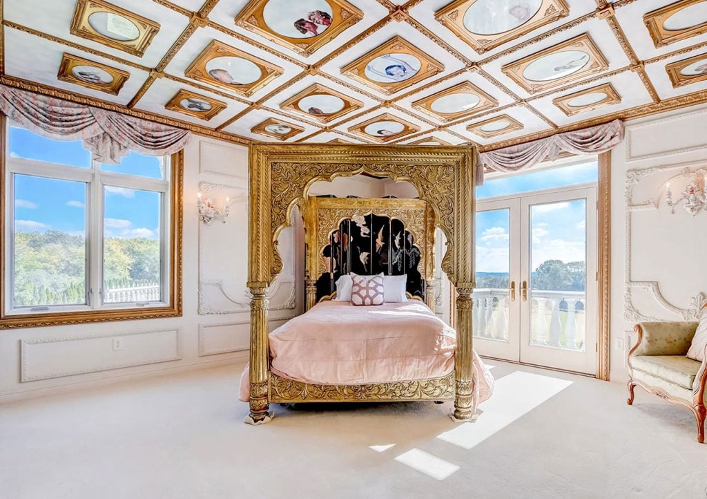 A bedroom of Greenwald Manor. Courtesy of DeCaro Auctions.
