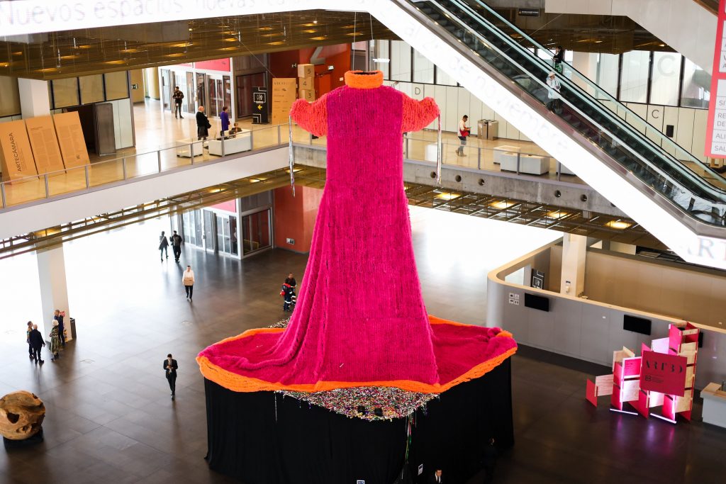 Mapa Teatra's audacious gown welcomes the VIP crowd on November 22. Courtesy of Artbo. 