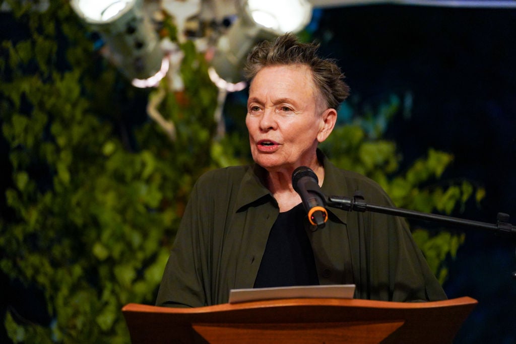 Laurie Anderson speaks at the MIDSUMMER DREAM 2023 Benefit at LongHouse Reserve on July 22, 2023 in East Hampton, New York. Photo: Sean Zanni/Patrick McMullan via Getty Images.
