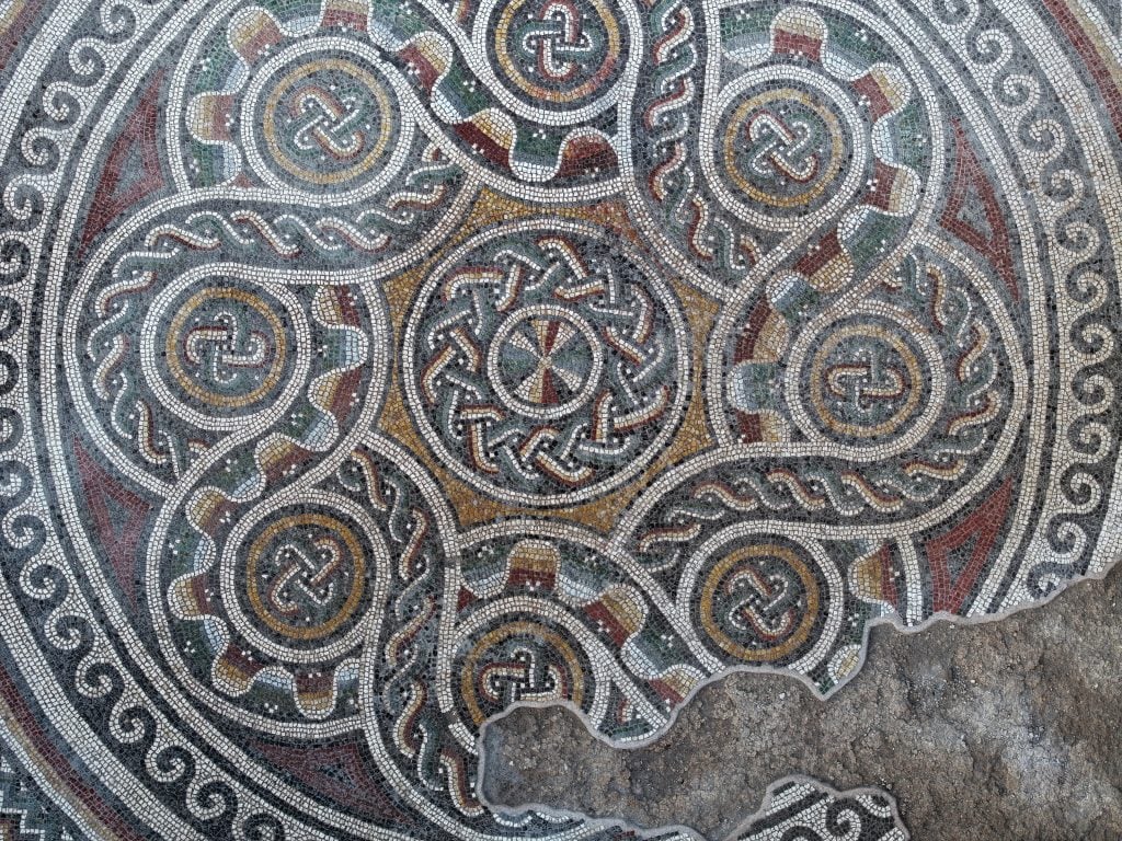 Detail of the floor mosaic excavated in the Incesu district of Kayseri, Turkey, on November 10, 2023. Photo: Sercan Kucuksahin/Anadolu via Getty Images.