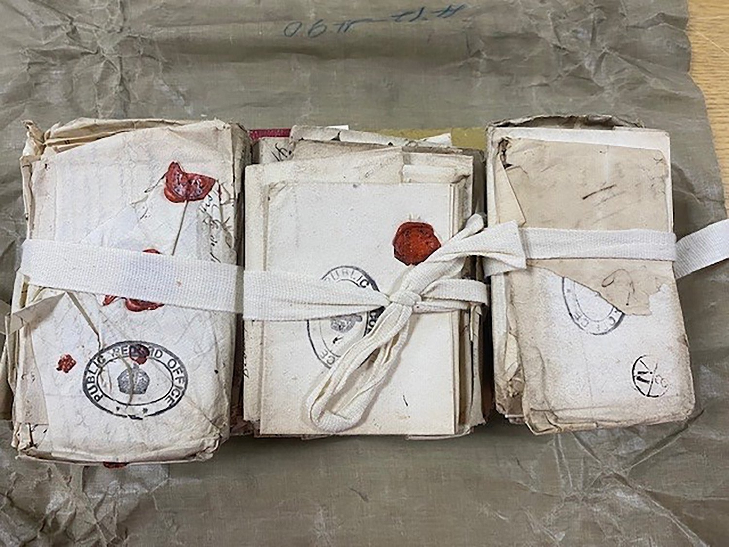 french-love-letters-sealed-for-265-years-are-opened-and-read-for-the