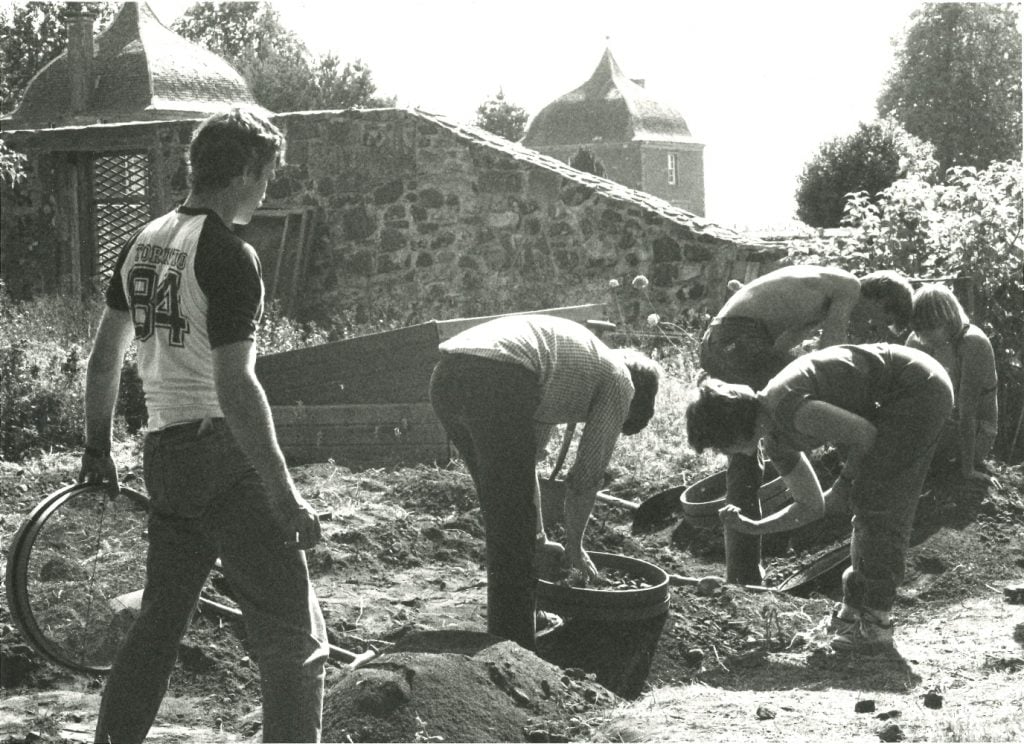 Volunteers digging for Egyptian antiquities on the grounds of Melville House.