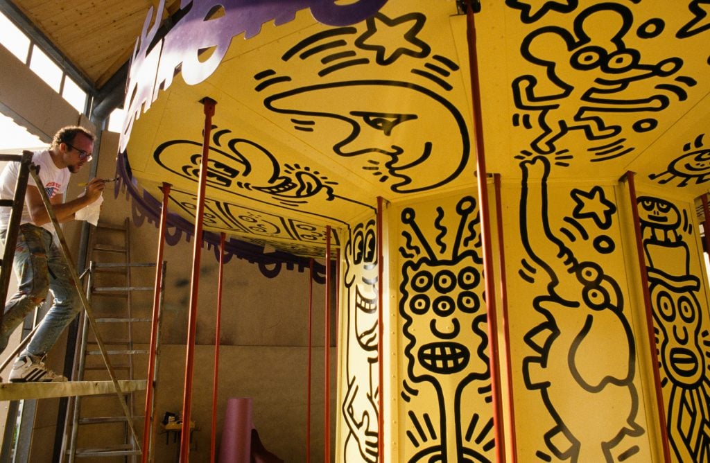 Keith Haring preparing his carousel for Luna Luna (1987). Photo by Sabina Sarnitz.