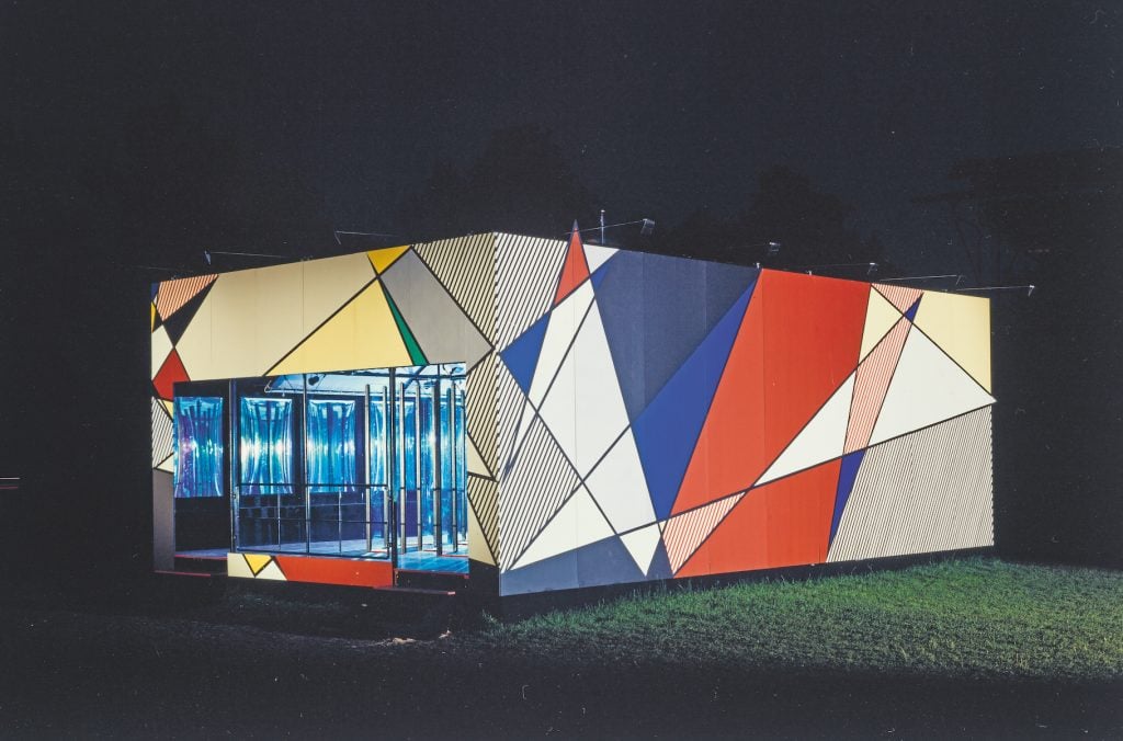 Roy Lichtenstein, facade for pavilion housing a mirrored glass labyrinth for Luna Luna (1987). Photo by Sabina Sarnitz.