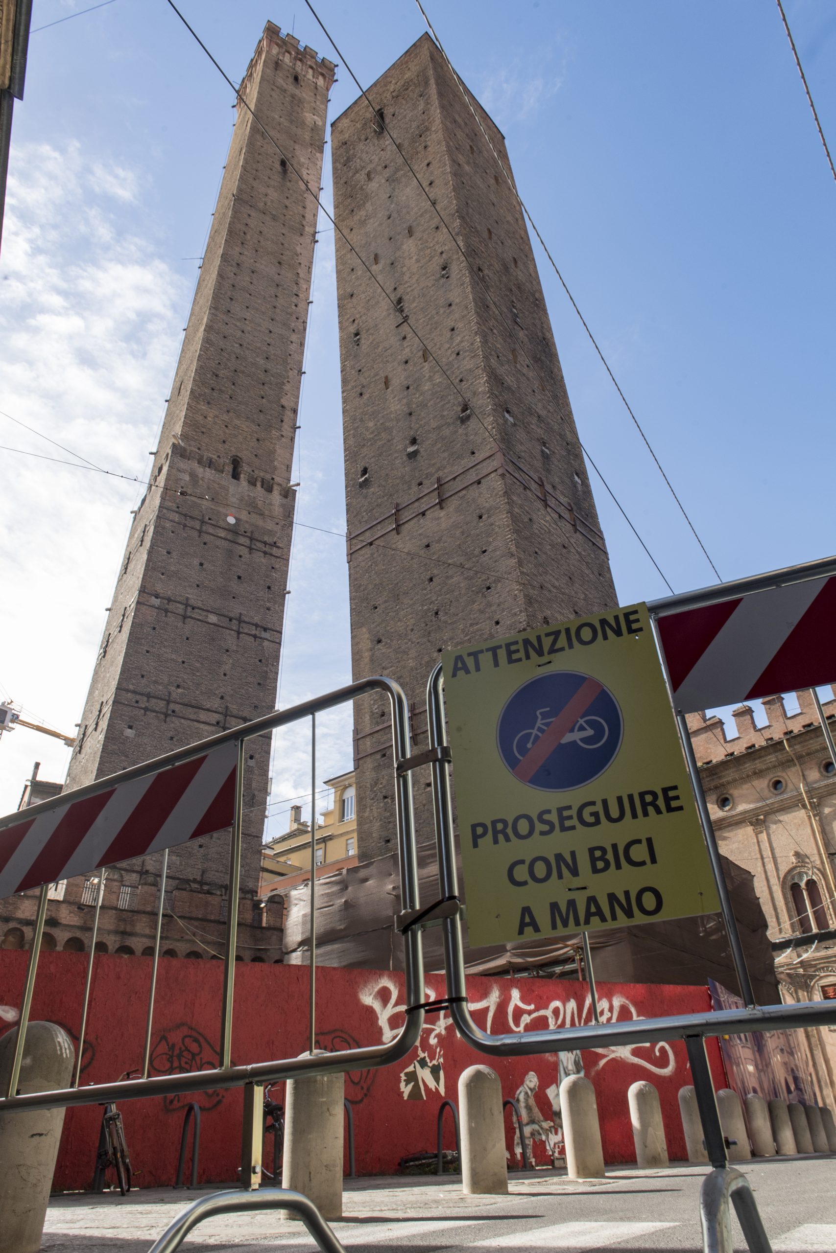 The view of the Garisenda tower from Via San Vitale, closed to traffic on November 6, 2023. Photo: Michele Lapini/Getty Images.