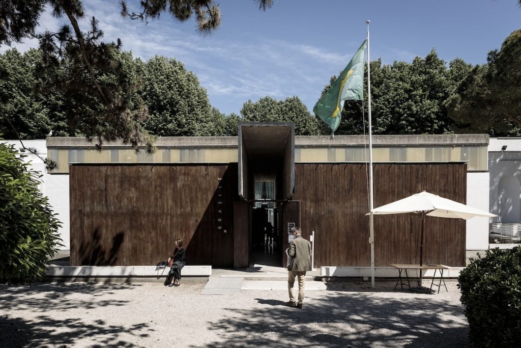 External view of the Brazilian Pavilion during the 17th International Architecture Exhibition in Venice, 2021. © Riccardo Tosetto/São Paulo Biennial Foundation.
