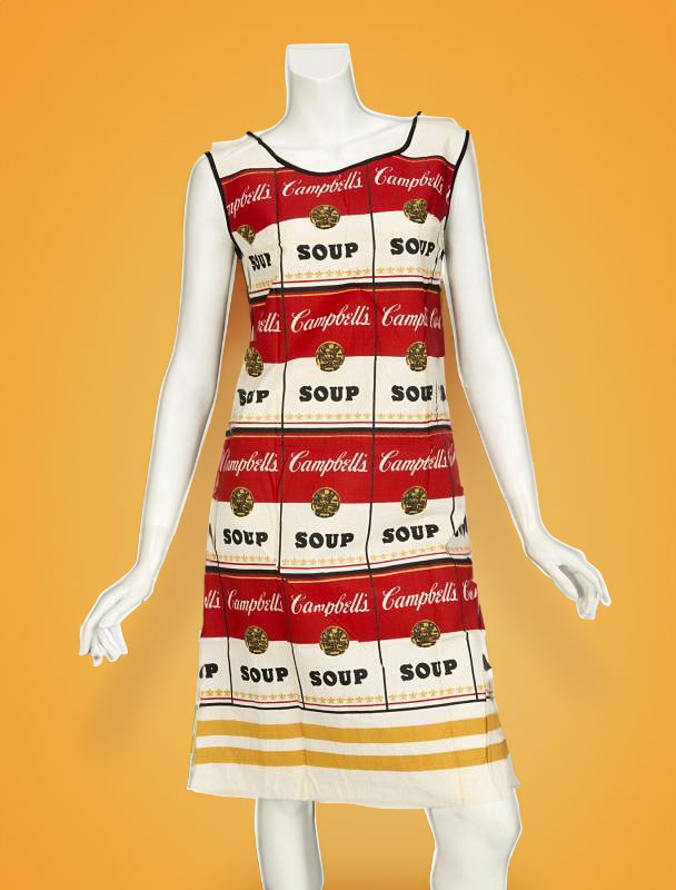 安迪·沃霍尔（Andy Warhol）的《Souper Dress》（约 1965 年），A 字裙，由丝网印刷薄纸、木浆和人造丝网布制成，并带有绑带（4,500 美元）。 