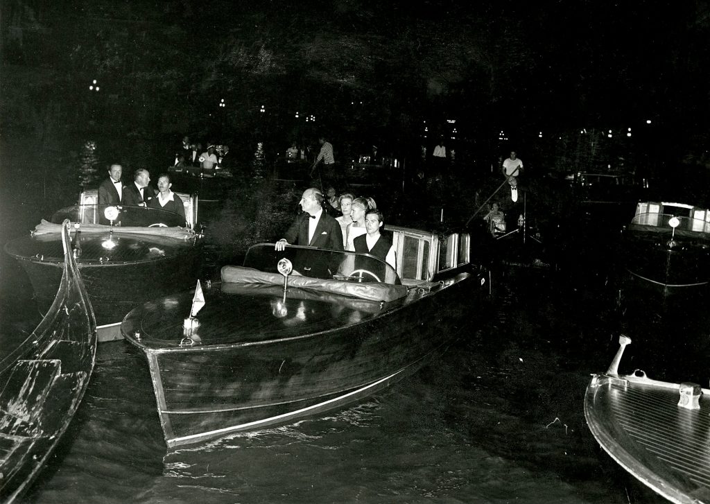 Guests arriving to the Palazzo Volpi by canal