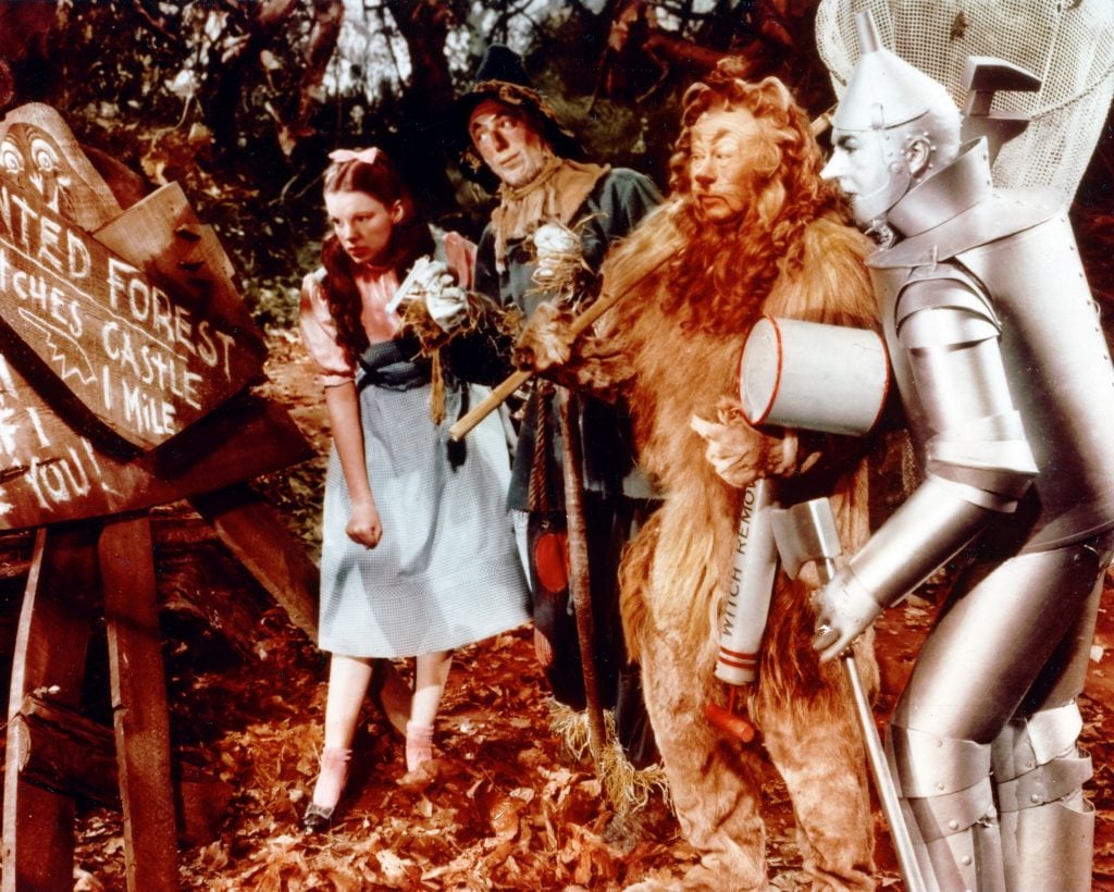 Judy Garland, Ray Bolger, Bert Lahr y Jack Haley, disfrazados como parte de <i>The Wizard of Oz</i> 1939. Photo by Silver Screen Collection/Getty Images.” width=”1024″ height=”820″ srcset=”https://news.artnet.com/app/news-upload/2024/02/GettyImages-121652987-1024×820 .jpg 1024w, https://news.artnet.com/app/news-upload/2024/02/GettyImages-121652987-300×240.jpg 300w, https://news.artnet.com/app/news-upload/2024 /02/GettyImages-121652987-1536×1230.jpg 1536w, https://news.artnet.com/app/news-upload/2024/02/GettyImages-121652987-2048×1640.jpg 2048w, https://news.artnet.com /app/news-upload/2024/02/GettyImages-121652987-50×40.jpg 50w, https://news.artnet.com/app/news-upload/2024/02/GettyImages-121652987-1920×1538.jpg 1920w” sizes =”(max-width: 1024px) 100vw, 1024px”/></p>
<p id=