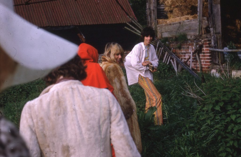 Tony Sanchez, The Pied Piper – Keith Richards, Anita Pallenberg, Robert Greenfield and friends, Redlands (late 1960s). Courtesy of Spanish Tony Media and Bayliss Rare Books.