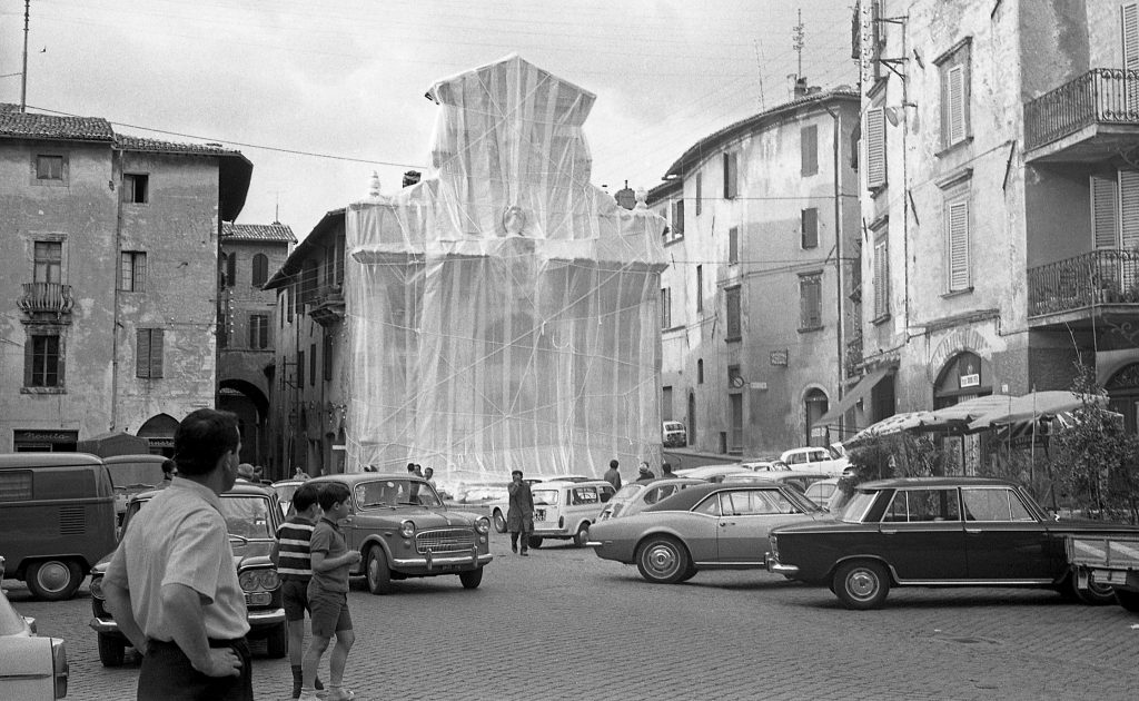 Christo and Jeanne-Claude <i>Wrapped Fountain</i> , Spoleto, Italy, 1968. Photo: Jeanne-Claude © 1968 Christo and Jeanne-Claude Foundation
