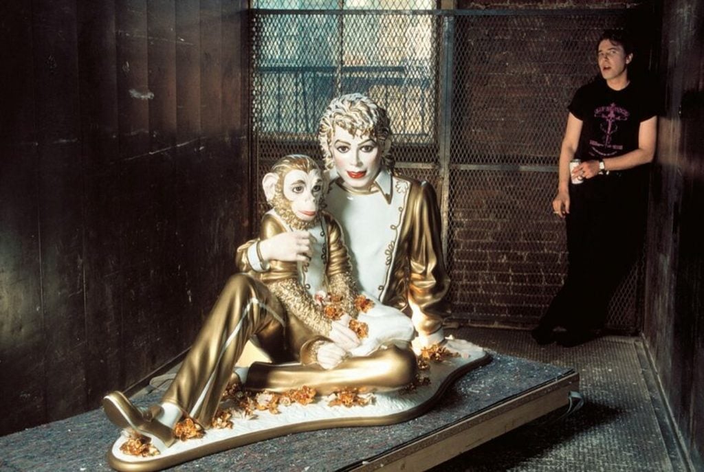 a young jeff Koons with his porcelain sculpture of Michael Jackson in a SoHo freight elevator