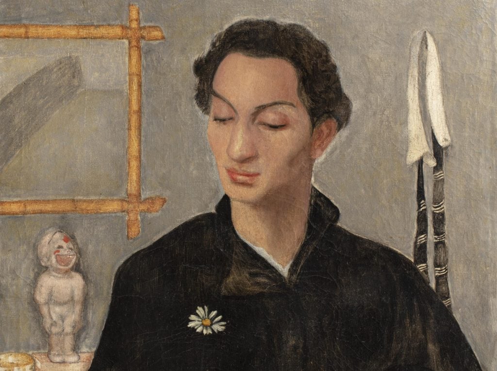 The image is of a painting of a man holding a daisy in his right hand. The painting is a portrait of poet David Knut by the artist Ary Arcadie Lochakov. It was bought by Paris's Museum of Jewish Art and History in 2020.