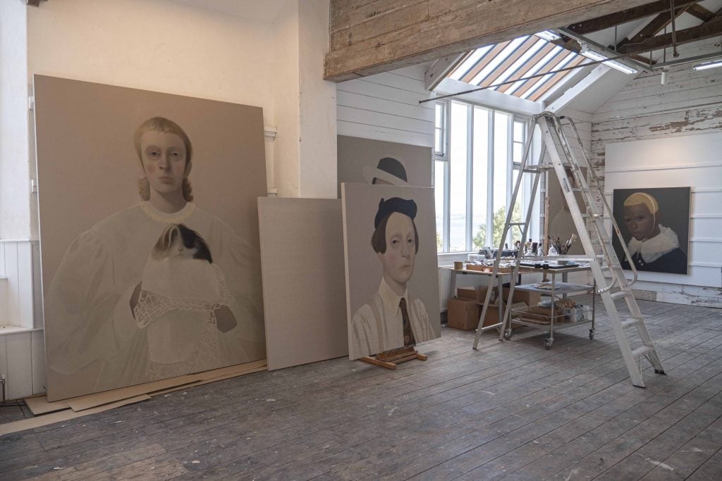 Artist Sarah Ball in studio (2023). © Alban Roinard. Courtesy of Stephen Friedman Gallery, New York.