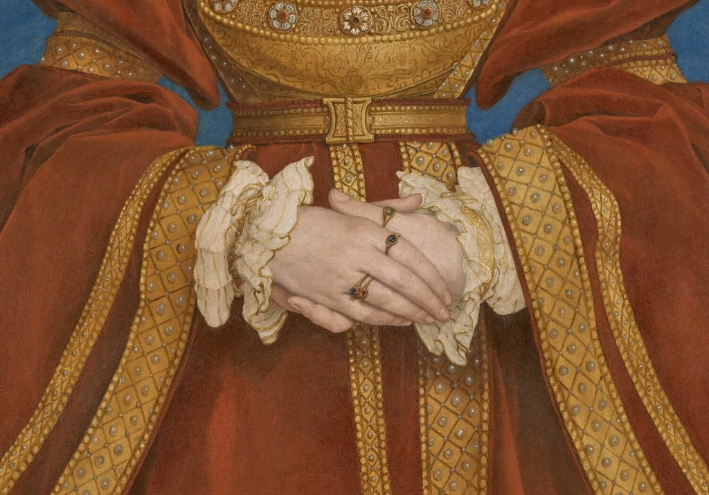 一位名叫克利夫斯的安妮的女人的修复后肖像的细节，展示了她戴着戒指的手指