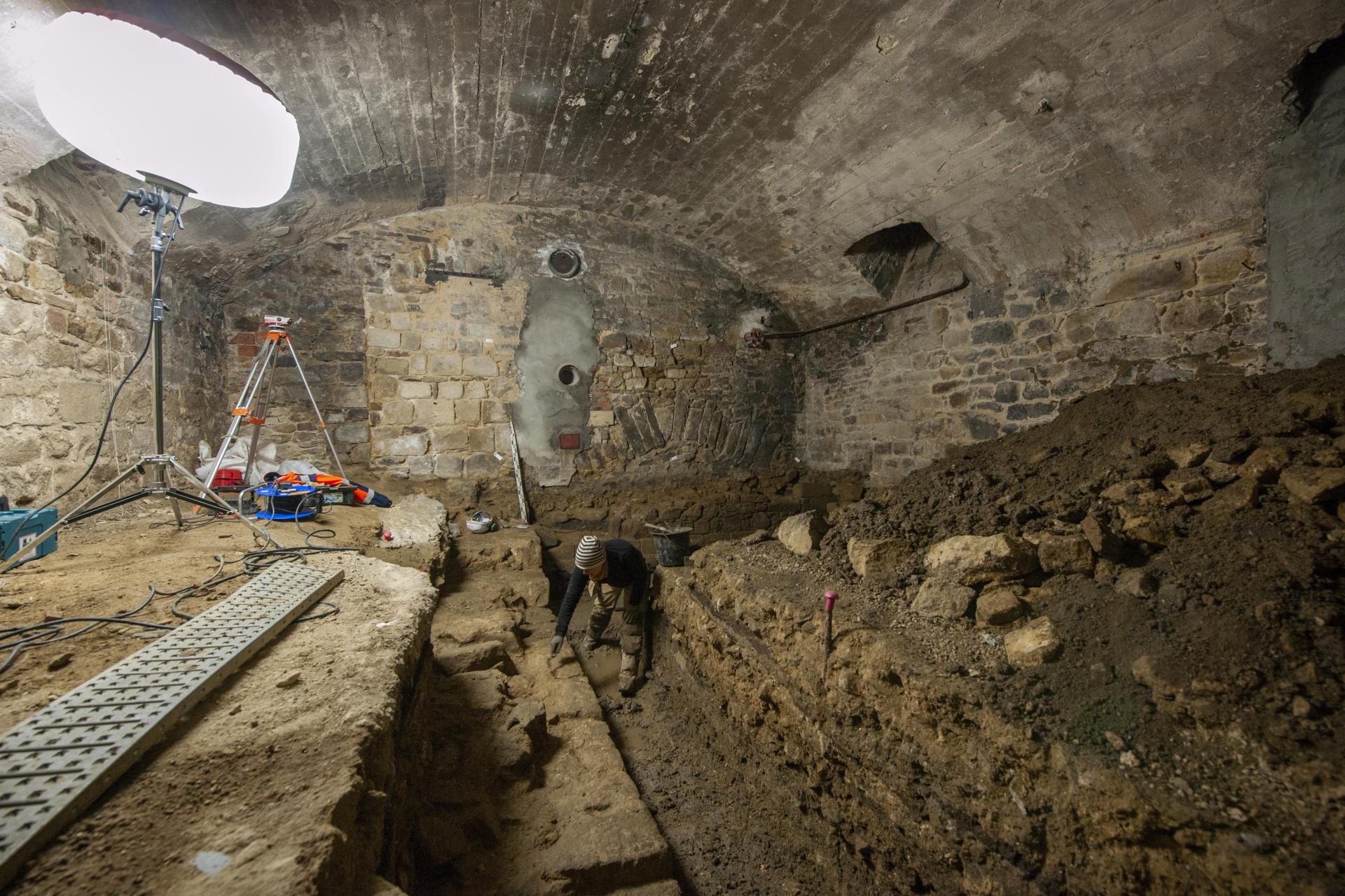 The cellars of the castle with a part of the rampart exposed.