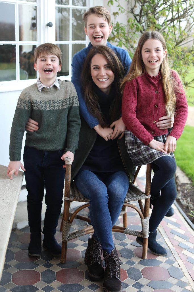 An A.I.-generated photo of Kate Middleton posing with her children.