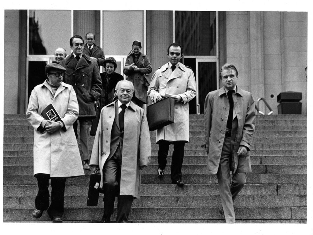 A black and white image of Marlborough founder Frank Lloyd, Gilbert Lloyd and artist Francis Bacon on the steps of the Metropolitan Museum of Art in 1975.