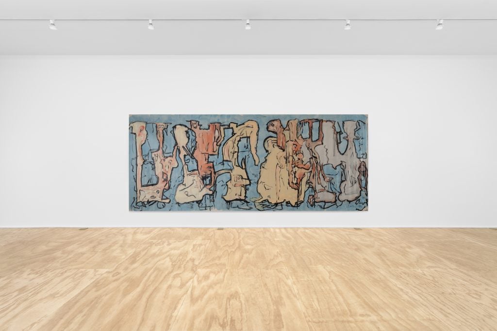 一个画廊，有大型水平画布，抽象，蓝色背景和肉色抽象形式
