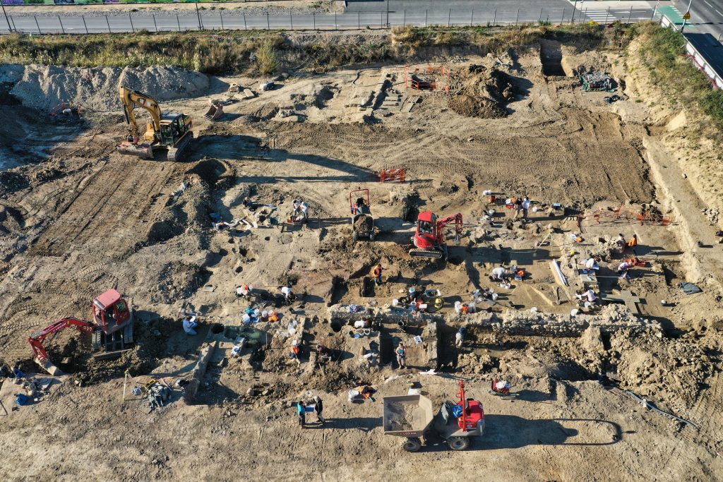 people excavating a necropolis