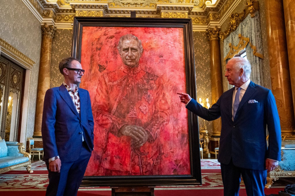 King Charles and artist Jonathan Yeo stand in front of a portrait of King Charles