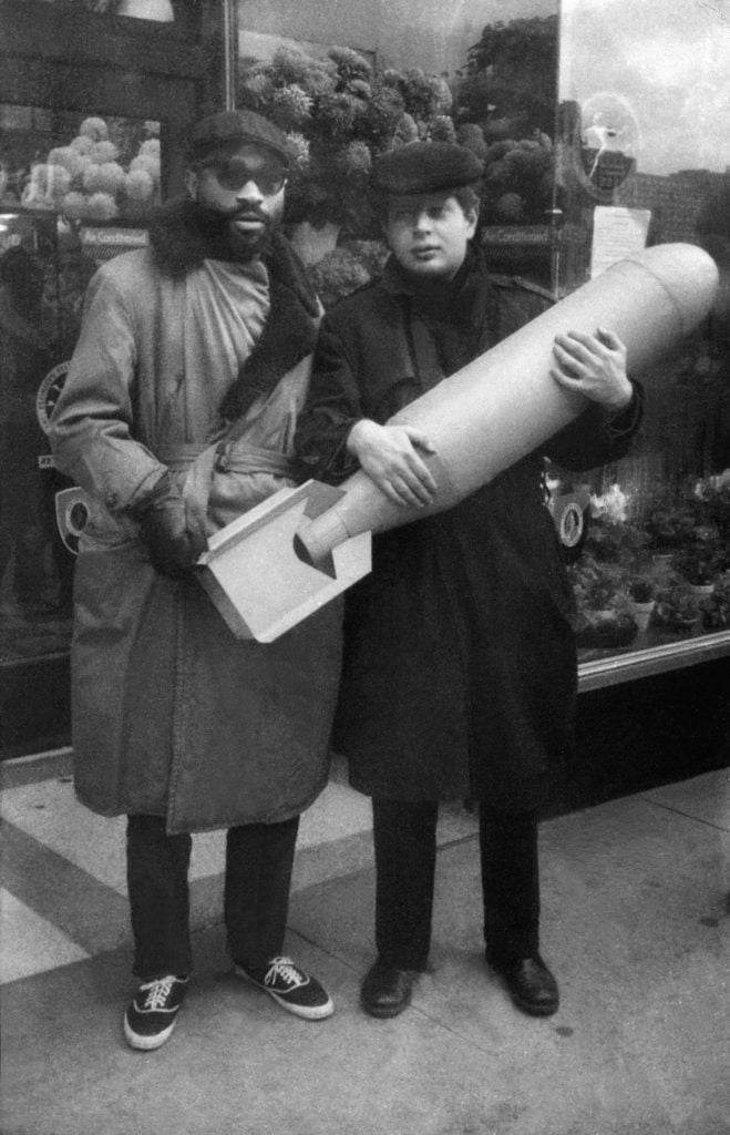 Ted Joans and Jean-Jacques Lebel in New York in 1961, with a "bomb" that was to be transformed into a sculpture © Jean-Jacques Lebel, VG-Bild-Kunst, Bonn 2024