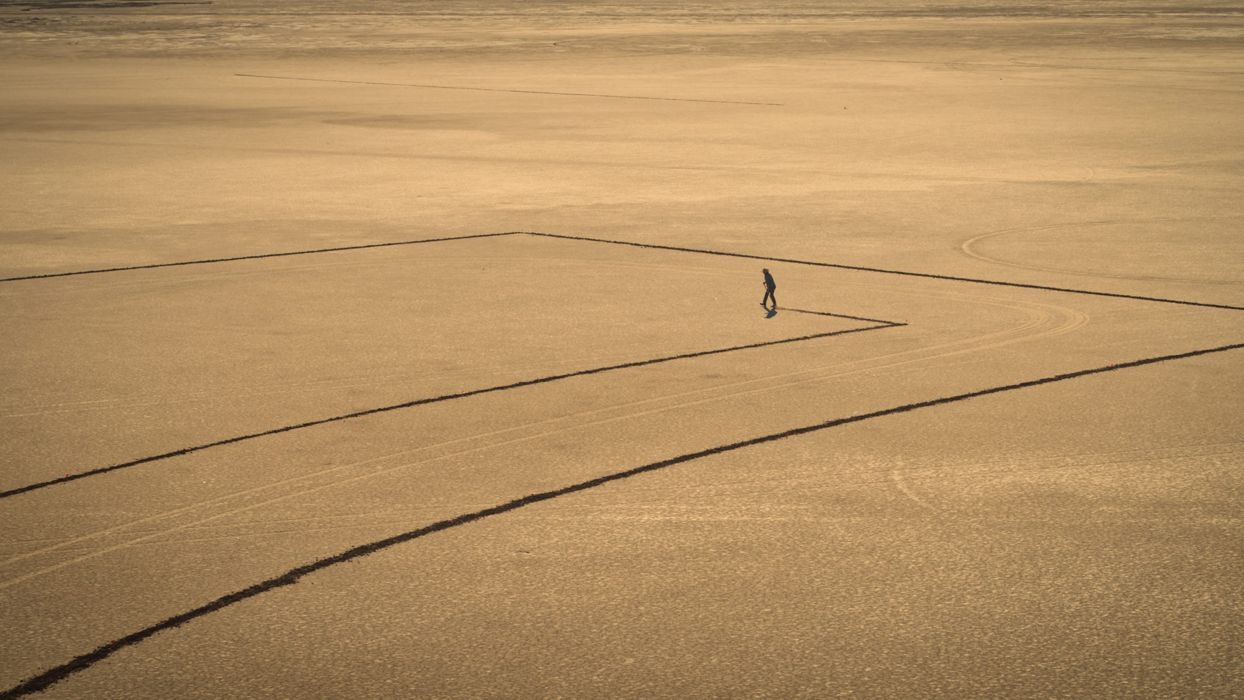 Land artist Jim Denevan creating a colossal new artwork across Harper Lake, a dry basin north of Los Angeles. Photo: Matt Seger & Dexter Brierley.