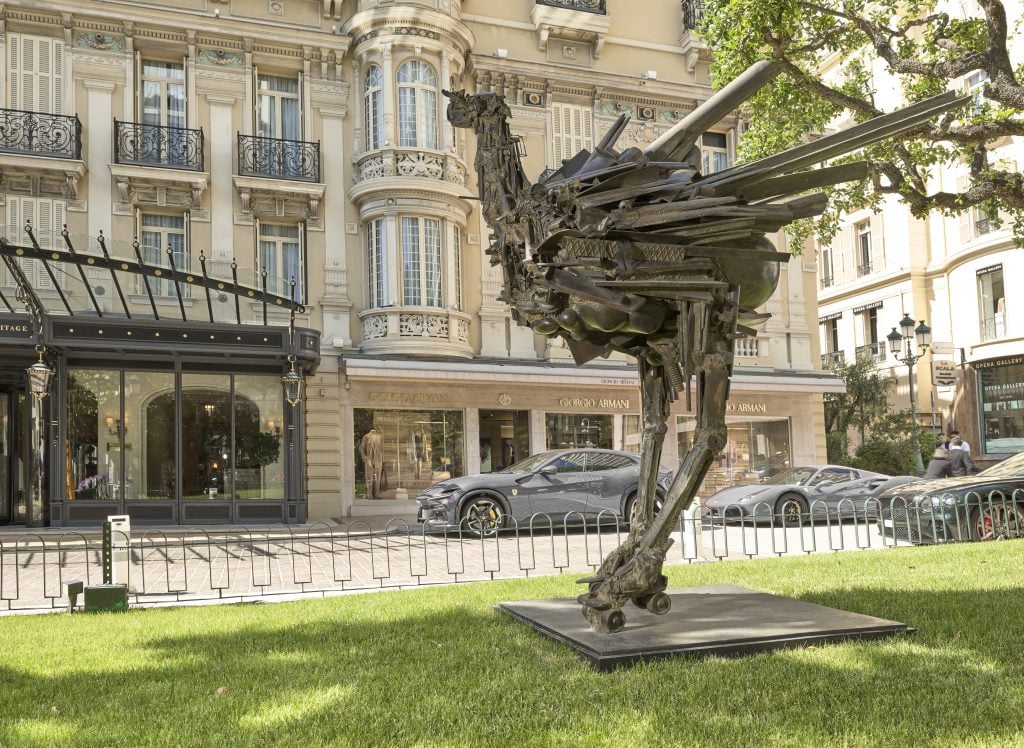 An abstract large-scale abstracted sculpture of a type of bird installed in front of a historical building facade as part of Monaco Sculptures, a sale part of Monaco Auction Week.