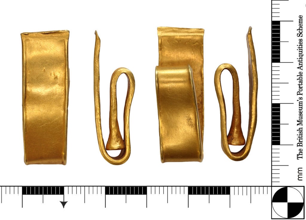 Four photographs of the same gold bracelet fragment from four different angles, all presented side by side and surounded by two rulers on their bottom and right edges for scale