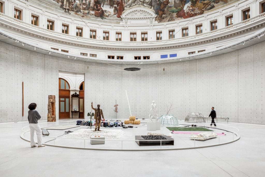 Installation view of the exhibition "Arte Povera," Bourse de Commerce – Pinault Collection, Paris, 2024. © Tadao Ando Architect & Associates, Niney et Marca Architectes, agence Pierre-Antoine Gatier. Photo : Florent Michel / 11h45 / Pinault Collection.