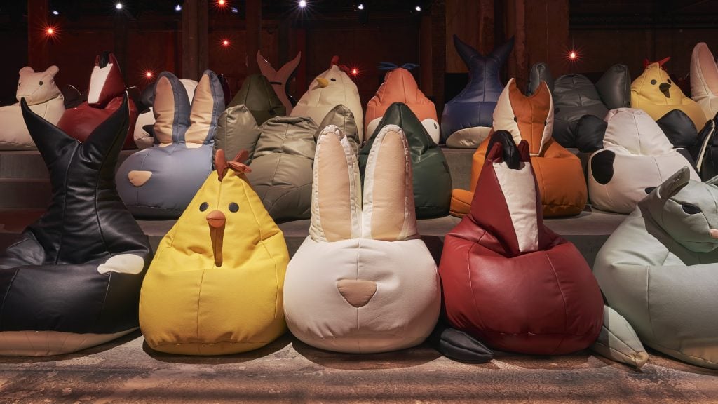 Bead cushions made to resemble animals such as chickens and rabbits are used as the front row at fashion shows.