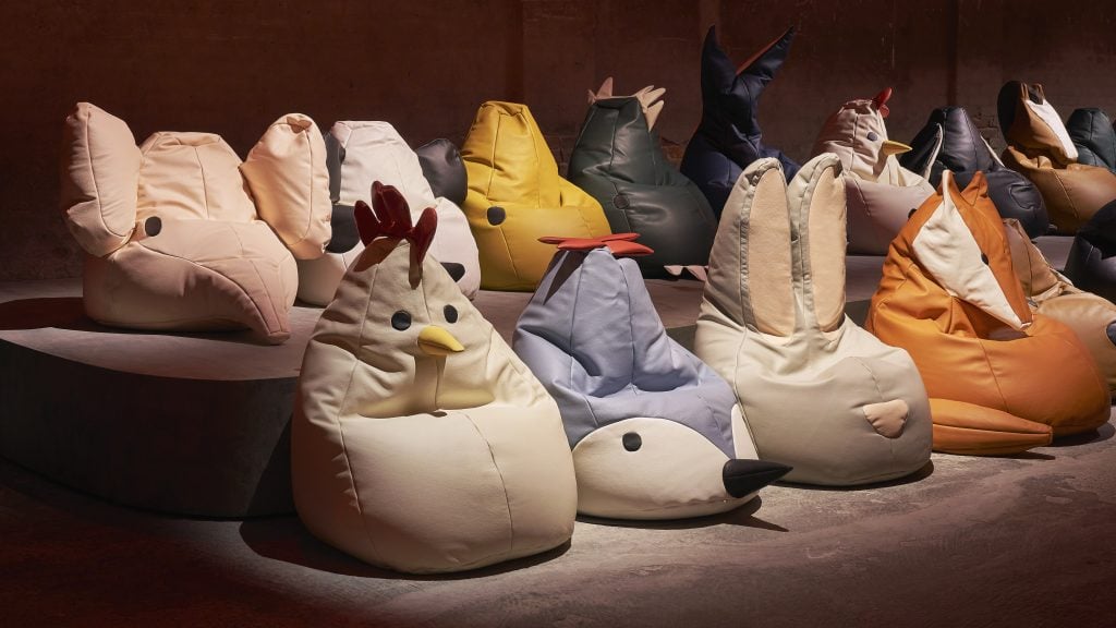 Bead cushions made to resemble animals such as chickens and rabbits are used as the front row at fashion shows.