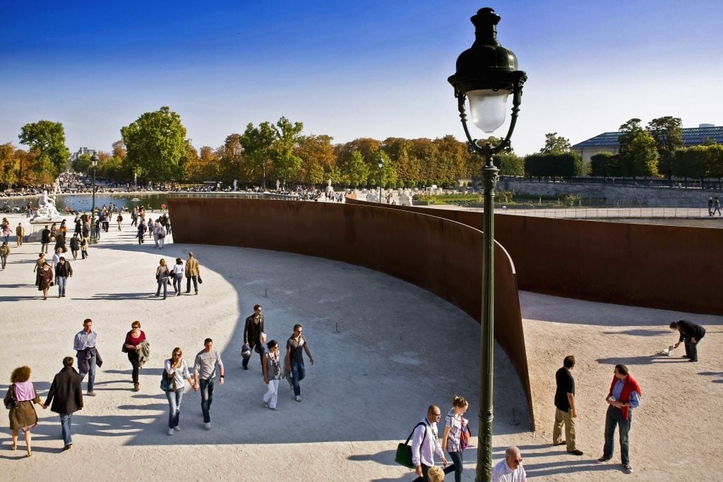 a sculpture of a wall bisects Paris's jars des Tuileries 