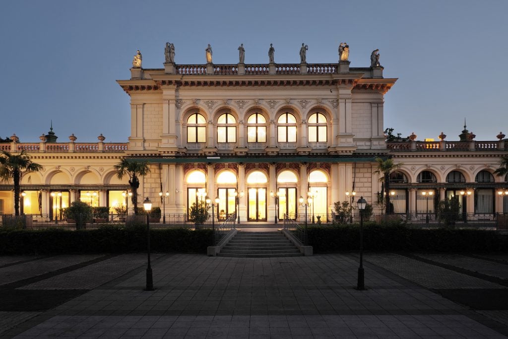 Exterior night view of the classical architecture of the Kursalon in Vienna, where Particolare will be staged.