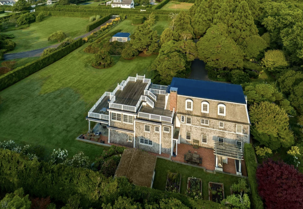 An aerial photograph of the massive, shingled beach home once occupied by Roy Lichstenstein, surrounded by maincured green grounds.