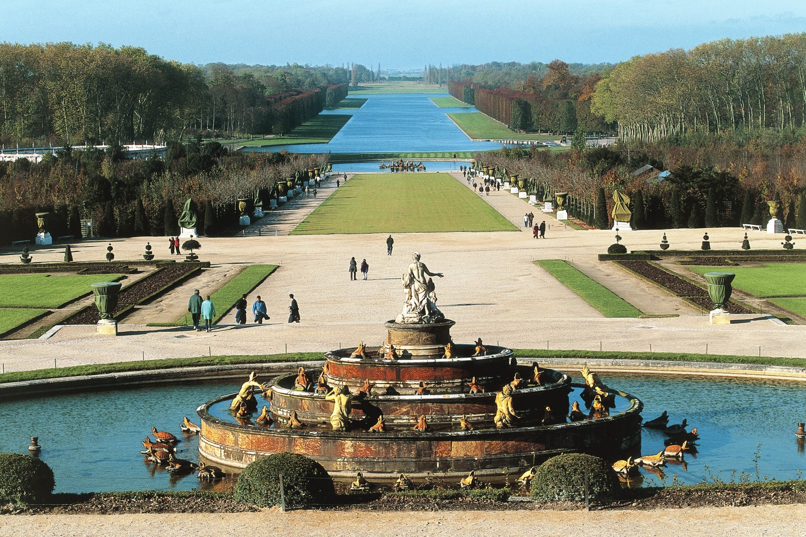 an old picture of a fountain at versailles