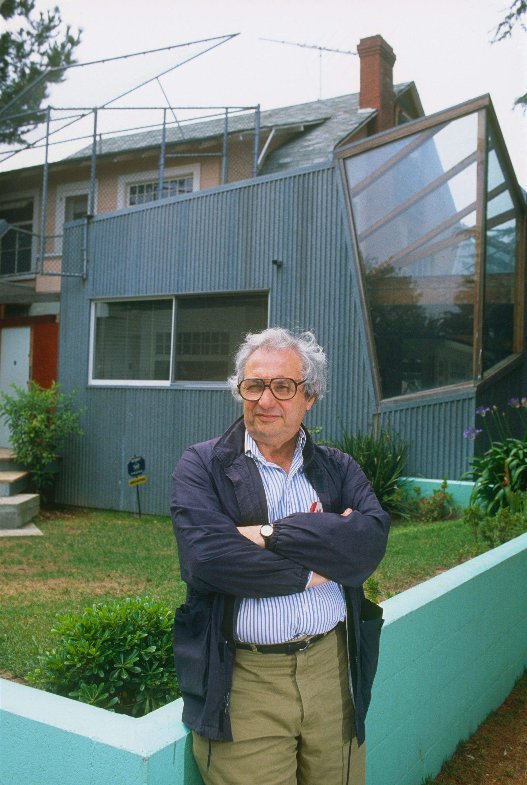 Frank Gehry poses for a 1988 portrait in front of his Santa Monica, California home.