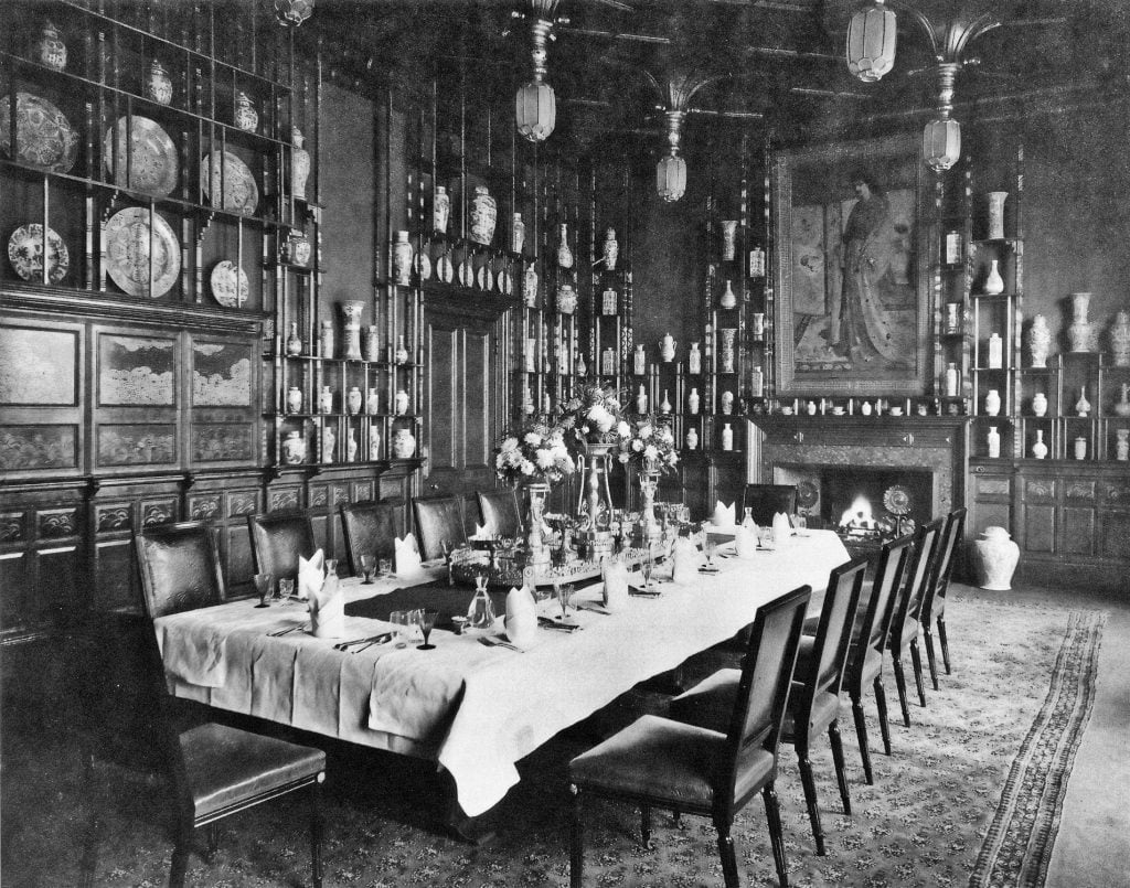 a black and white photo of an interior from the late 1800s, a dining room