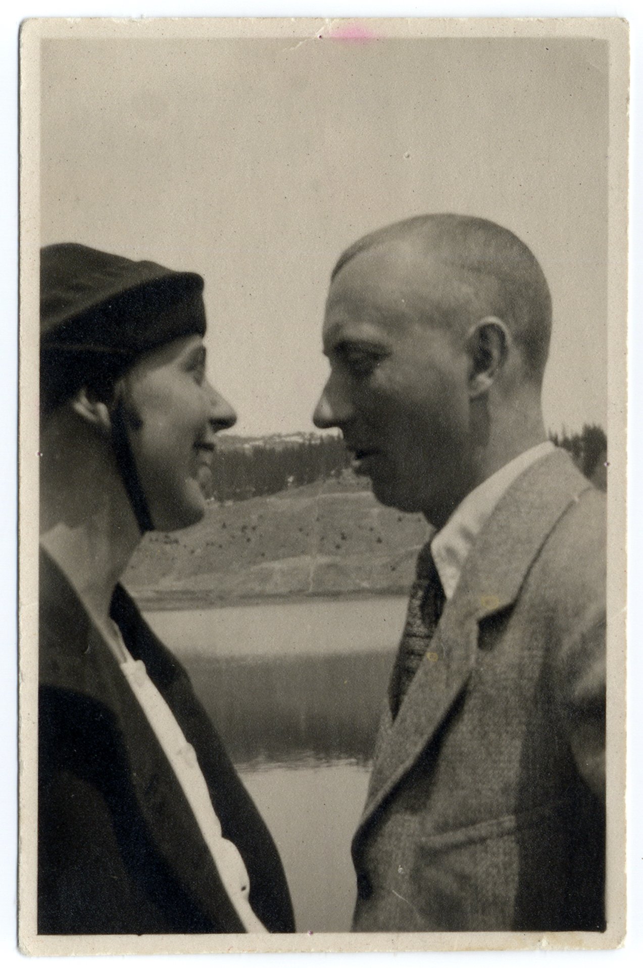 Monochrome photograph of Sophie Taeuber-Arp and Hans / Jean Arp