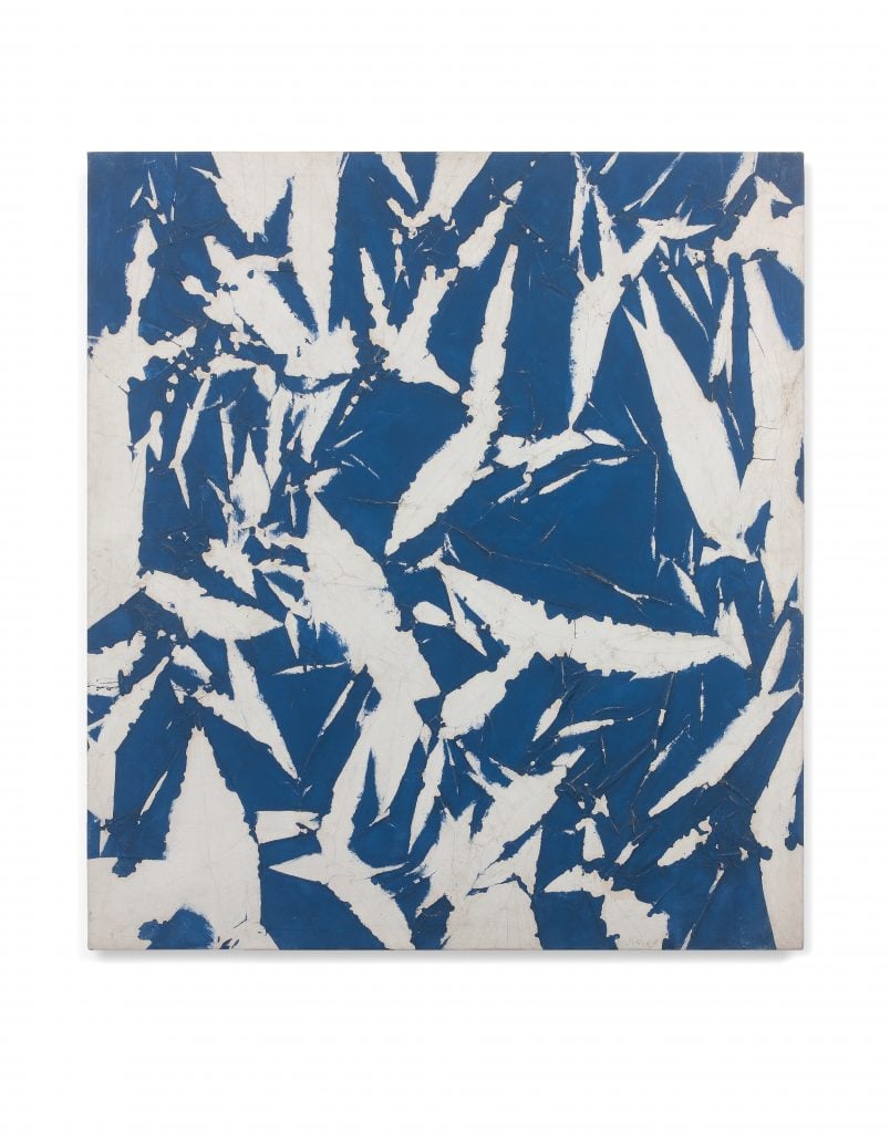 Abstract painting in blue and white of discordant patterns from 1969 by artist Simon Hantaï, presented by Artcurial for the Selected 20/21 Sale this October.