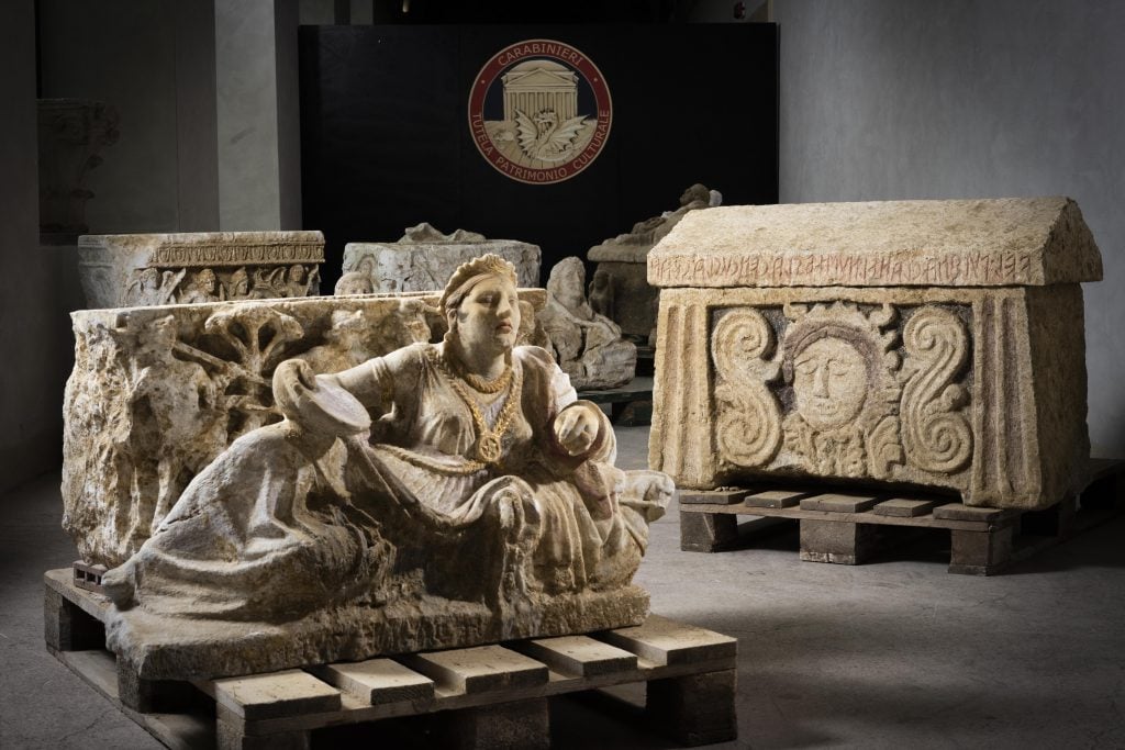 Urns made of Umbrian white travertine and partly decorated in high relief with scenes of battles, hunting and depictions of the myth of Achilles and Troilus, as well as other funerary artifacts.