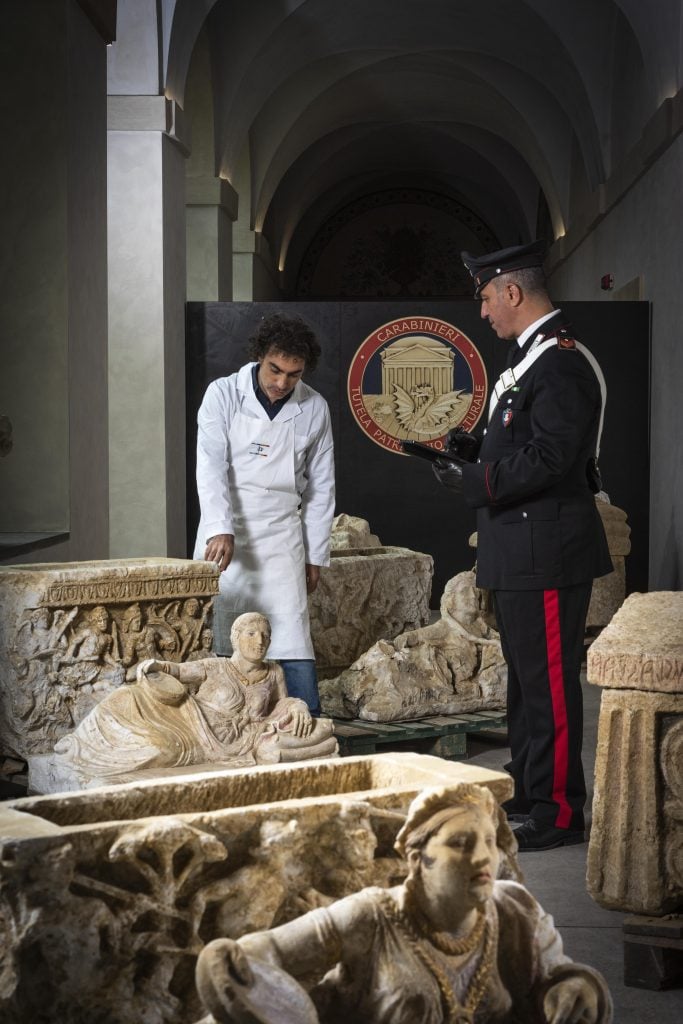 Urns made of Umbrian white travertine and partly decorated in high relief with scenes of battles, hunting and depictions of the myth of Achilles and Troilus, as well as other funerary artifacts.