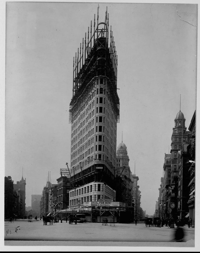 a black and white photograph of the flatiron building in manhattan