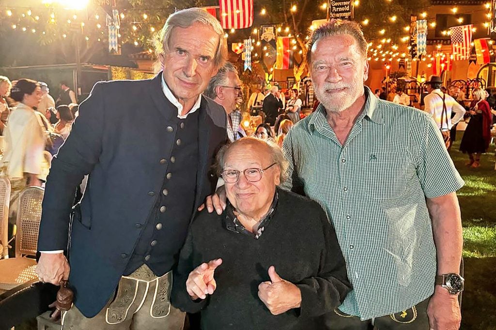 Simon de Pury with Danny DeVito and Arnold Schwarzenegger.