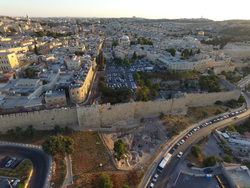 An aerial photograph of an archaeological dig site amongst Mount Zion in Jerusalem.