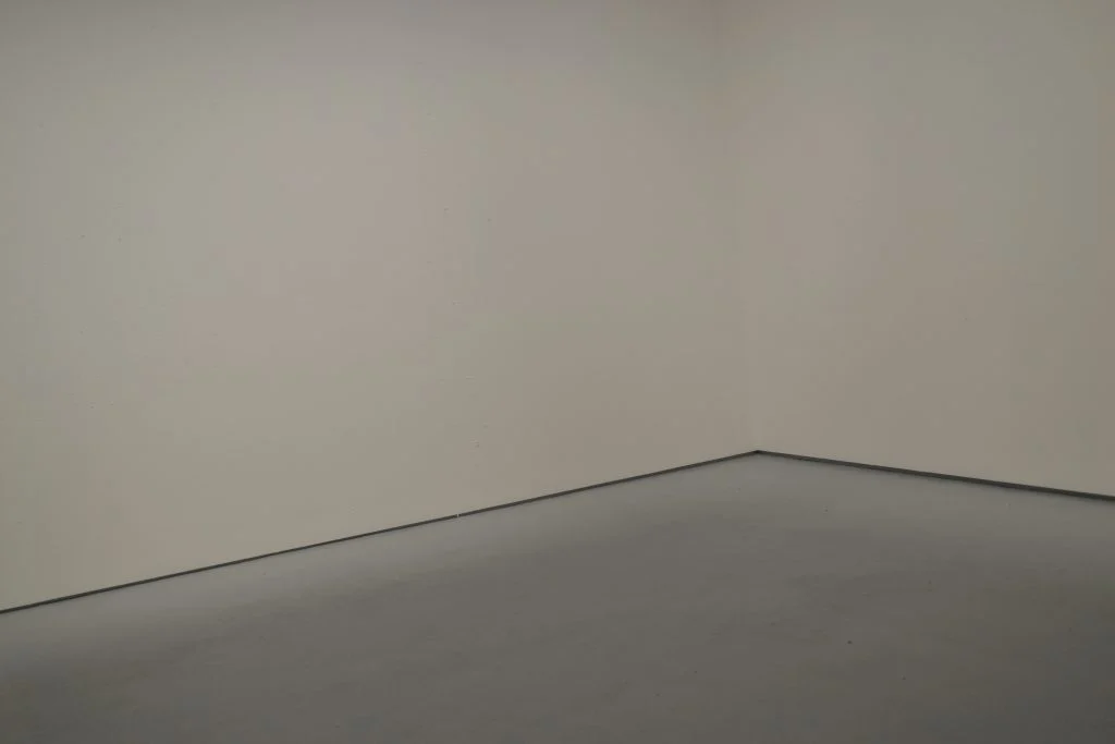 A photo of a white room